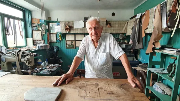 90-letni Aleksandar Vuković, najstarejši čevljar v Sloveniji, živi in 
še vedno dela (!) v Kopru. Njegove škornje so nosili slavni 
Kameleoni.