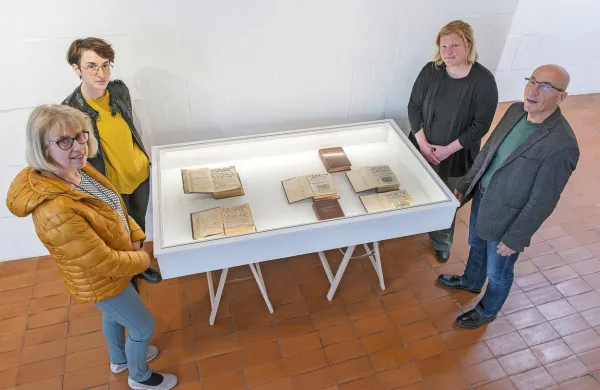 Priložnostna razstava je plod sodelovanja Lavričeve knjižnice in 
Pilonove galerije.