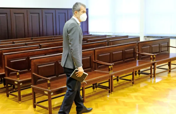 Obtožena peterica v zadevi Petrič odločno zavrača očitke o 
zlorabah pri spornem prevzemu Etre 33 leta 2010.