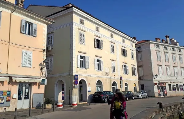 V stavbi Zdravstvenega doma Piran v centru Pirana bodo vgradili osebno dvigalo.