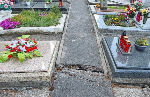 Na potkah med grobnimi mesti zevajo za obiskovalce pokopališča 
nevarne razpoke.