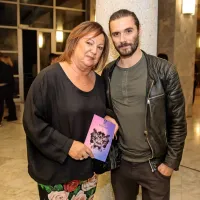 Koprski igralec Blaž Popovski, ki v predstavi upodobi  Presleyja, 
v družbi nekdanje direktorice SNG Nova Gorica Maje Jerman Bratec, 
tokrat v vlogi neobremenjene gledalke. 