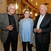 Po premieri so si vtise izmenjali tudi arhitekt Tomaž Vuga (levo), 
novinarka Kristina Furlan z Radia Robin in nekdanji novogoriški župan 
Mirko Brulc.