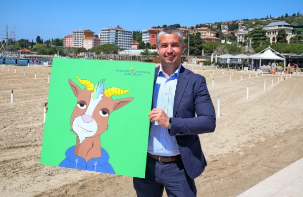 Direktor Turističnega združenja Portorož Aleksander Valentin s 
kozo Srečko, ki je nosilni vizualni element kampanje.