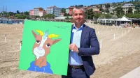 Direktor Turističnega združenja Portorož Aleksander Valentin s 
kozo Srečko, ki je nosilni vizualni element kampanje.