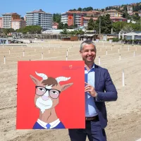 Direktor Turističnega združenja Portorož Aleksander Valentin s 
kozo Srečko, ki je nosilni vizualni element kampanje.