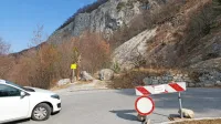 Občina je cesto na Nanos zaprla s prometnim znakom in z odločbo, 
a to voznikov ne ustavi.
