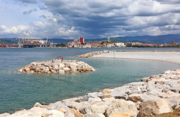 Ne koza ne kakšna druga skulptura (še) ne bo krasila umetnega 
otočka v Žusterni. 