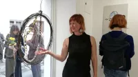 Sandra Kocjančič ob svoji kreaciji, ki za zdaj še združuje tri ogrlice, 
a jih bo kmalu  12, kolikor je mesecev.   