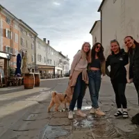 Med študenti Vizualnih umetnosti in oblikovanja, ki so izdelali ogrlico velikanko,  so tudi: (z leve) Neli Alič, 
Hana Jelovčan, Maja Brus in Petja Škrubej.