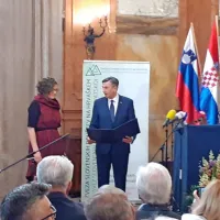 Predsednici zveze Barbari Riman je predsednik Borut Pahor vročil 
zahvalo za predano delo za slovensko skupnost na Hrvaškem.