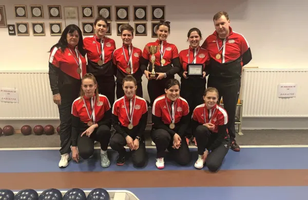 Najboljši slovenski ženski ekipi je  medalje in pokal podelil 
predsednik KZS Milan Kurelić, ki ga sicer ni na fotografiji.