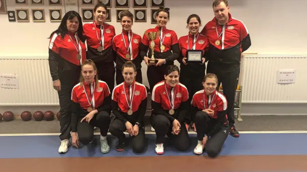 Najboljši slovenski ženski ekipi je  medalje in pokal podelil 
predsednik KZS Milan Kurelić, ki ga sicer ni na fotografiji.
