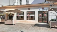 Nekoč je v teh prostorih na Zelenjavnem trgu domovala Mesarija 
Prunk, zdaj pa je prostor že tri leta prazen.  