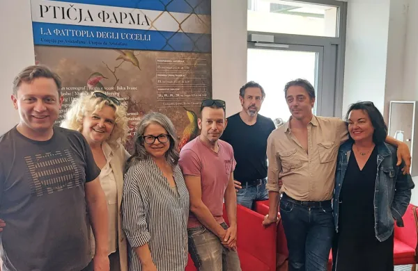 Novinarje so po Ptičji farmi včeraj popeljali (z leve) igralec Luka Cimprič, direktorica koprskega gledališča Katja Pegan, avtorica besedila 
Jera Ivanc, režiser Jaka Ivanc, direktor tržaškega teatra Danijel Malalan ter igralca Igor Štamulak in Mojca Partljič.  