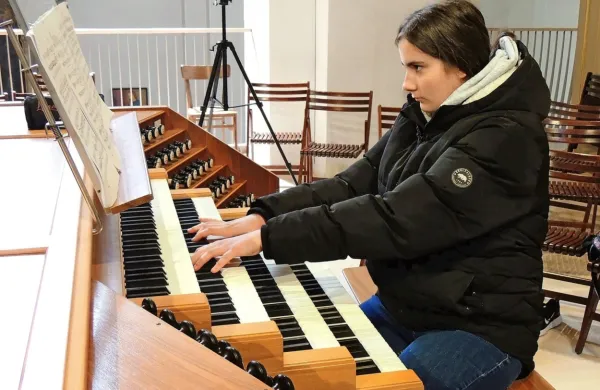 Ema Ptičak že od malih nog rada igra orgle. 