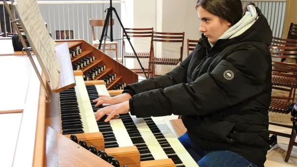 Ema Ptičak že od malih nog rada igra orgle. 