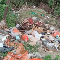 Takšen je pogled na divje odlagališče z gradbenim materialom in  
kosovnimi odpadki  na območju vodnega vira  pod Gažonom.