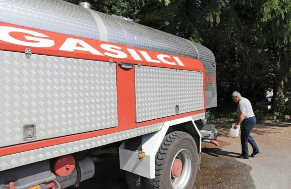 Včeraj dopoldan so ljudje še točili vodo iz cisterne. “Premični anhovski vodovod,” je komentiral Branko 
Pulec.