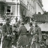 2. maja 1945 pred sodiščem v Trstu.