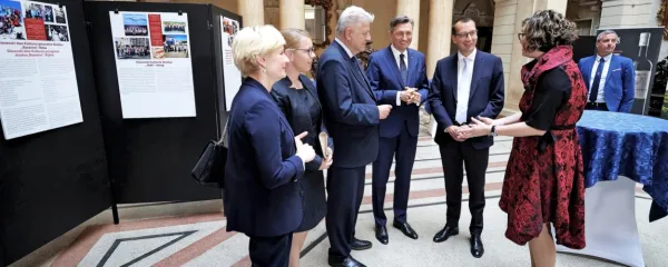Barbara Riman (desno) je delovanje zveze slovenskih društev predstavila predsedniku Borutu Pahorju in drugim visokim gostom.