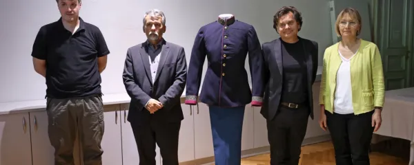 Uniformo, ki bo na ogled na jesenski razstavi o znamenitih 
Slovencih in njihovih odlikovanjih, so predstavili (z leve) Marko 
Ličina, dr. Pavel Car, mag. Darko Knez in dr. Eva Ilec.