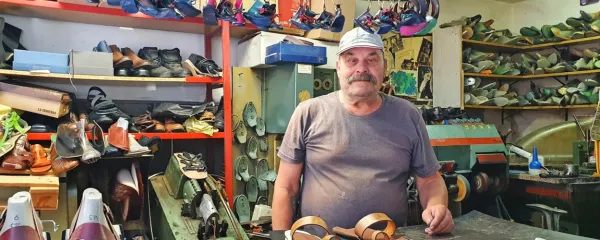 Husein Šaković je poseben čevljar, ki izdeluje tudi polmetrske 
čevlje, mimogrede pa par ali dva proda kakšni svetovno znani 
pevki, denimo Joan Baez.