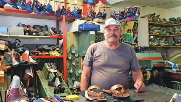 Husein Šaković je poseben čevljar, ki izdeluje tudi polmetrske 
čevlje, mimogrede pa par ali dva proda kakšni svetovno znani 
pevki, denimo Joan Baez.