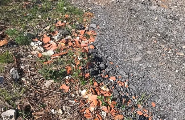 Na makadamski poti je krajan naletel na odpadni gradbeni 
material.