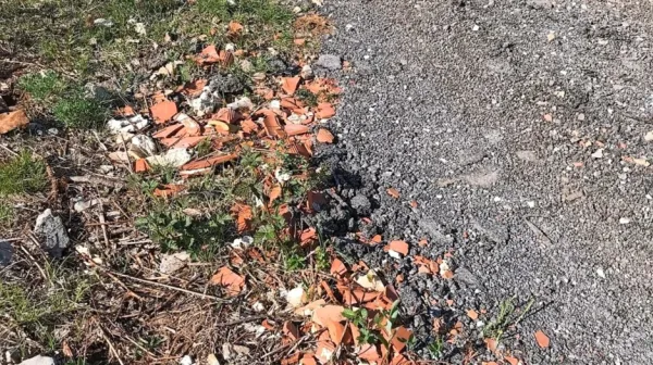 Na makadamski poti je krajan naletel na odpadni gradbeni 
material.