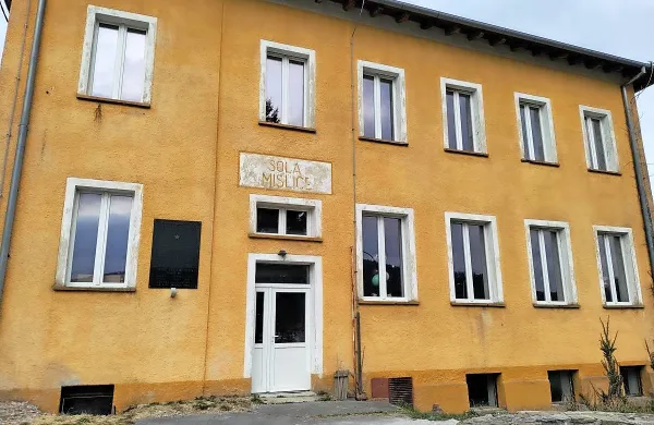 Nekdanja šola bo postala prostor za druženje mladih in manj 
mladih iz lokalnega okolja.



 