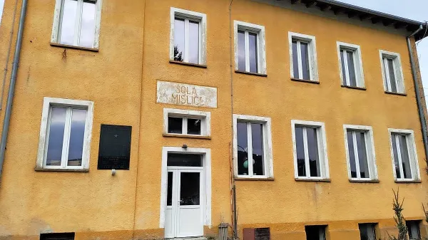 Nekdanja šola bo postala prostor za druženje mladih in manj 
mladih iz lokalnega okolja.



 