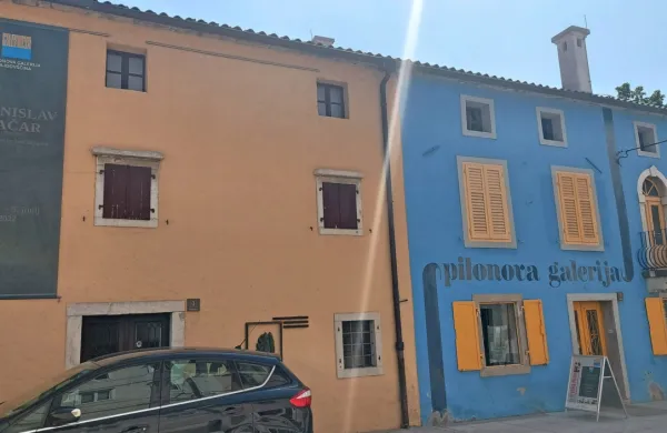 Če bodo uspeli na razpisu ministrstva za kulturo, bi lahko 
prihodnje leto začeli obnovo obeh stavb, v katerih deluje Pilonova 
galerija, snujejo pa tudi nove vsebine.