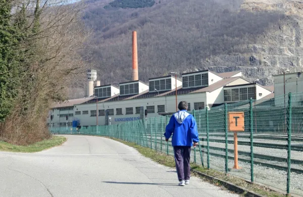 Salonit je želel, da bi občina s hitro spremembo prostorskega akta 
omogočila gradnjo novih naprav na območju industrijskega tira. 
Po opozorilih civilne družbe so svetniki zategnili zavoro. 