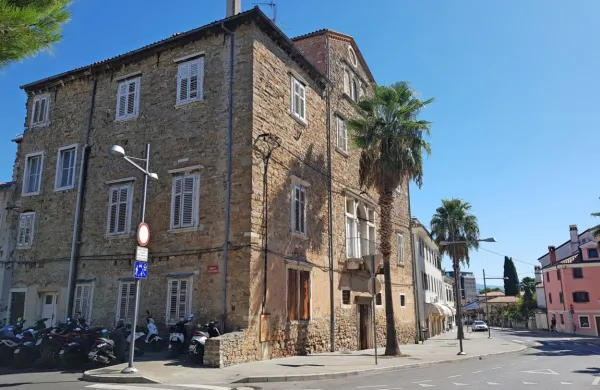 Ocenjena vrednost prenove palače De Belli  je z 2,5 zrasla na okoli 
3,25 milijona evrov.