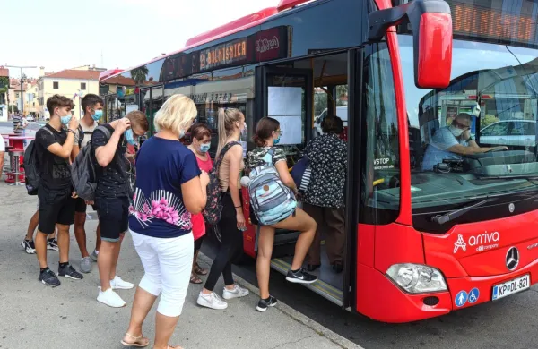 Od junija dalje se bodo upokojenci, invalidi in vojni veterani 
brezplačno vozili tudi z mestnimi avtobusnimi prevozi.