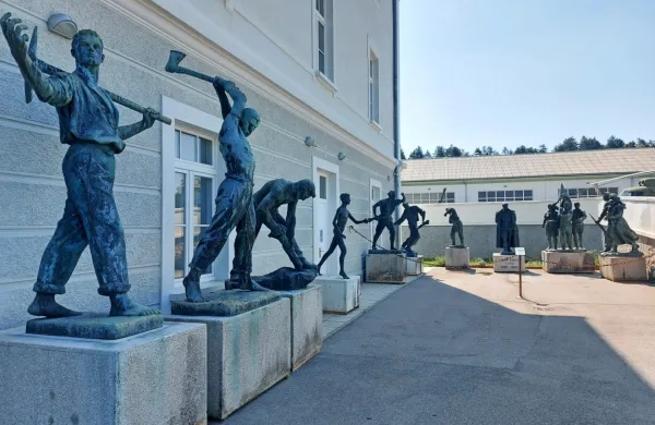Zbirka kipov z Brda pri Kranju je trenutno na ogled pred depojskim 
objektom Muzeja novejše zgodovine v Parku vojaške zgodovine 
Pivka.