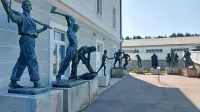 Zbirka kipov z Brda pri Kranju je trenutno na ogled pred depojskim 
objektom Muzeja novejše zgodovine v Parku vojaške zgodovine 
Pivka.