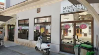 Prostor nekdanje mesnice na Zelenjavnem trgu je vzela v najem 
skupina mladih podjetnikov iz Lucije in Portoroža. Obiskovalcem 
bodo ponudili tudi sveže meso, vendar pakirano.  