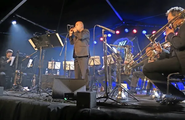 Boštjan Gombač, redni sodelavec in gost festivala, bo v soboto s 
koncertom nagradil udeležence uvodnega “jazzohoda”.