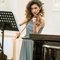 Armensko violinistko so nagnali, ker ima ruski potni list