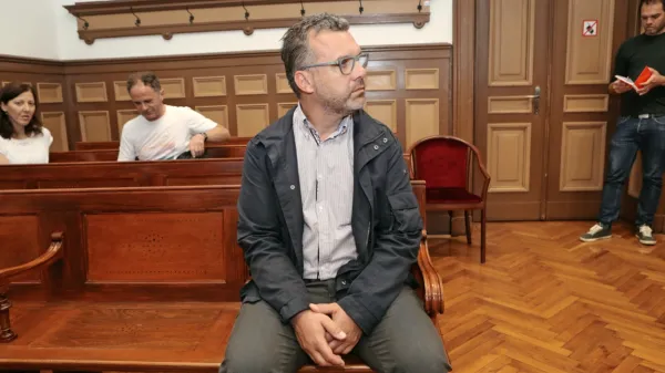 Robert Janez  Cirman  se bo  z odvetnico Martino Cupin  pritožil na 
odločitev  sodišča,  s  katero so  mu  zavrnili prošnjo  za alternativno   
prestajanje  zaporne kazni.  