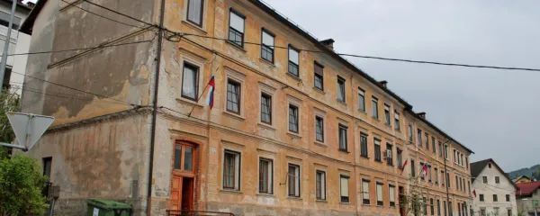 Najstarejši in med vsemi poznejšimi največji prhavz je rudnik za rudarje  konec 19. stoletja zgradil prej, kot so si ti izborili ostale 
pravice.