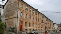 Najstarejši in med vsemi poznejšimi največji prhavz je rudnik za rudarje  konec 19. stoletja zgradil prej, kot so si ti izborili ostale 
pravice.