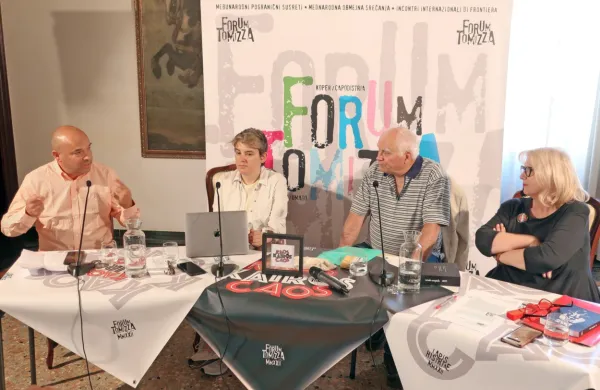 V prvem delu Foruma Tomizza v Kopru je Irena Urbič  gostila (z desne) pesnika in filozofa Iztoka Osojnika, 
pisateljico Noro Verde ter novinarja in zgodovinarja, nenazadnje predstavnika italijanske manjšine,  
Stefana Luso.