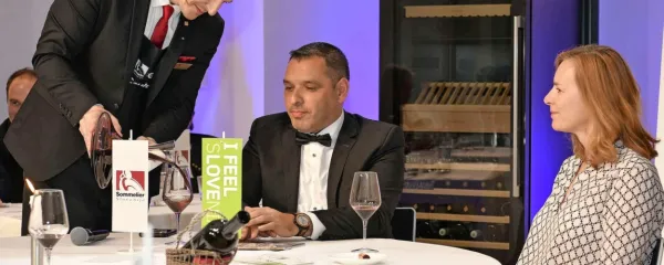 Valentin Bufolin je dekantiral 16 let star Vinakoprov merlot in ga 
postregel Suwiju Zlatiću in Morani Polovič