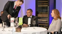 Valentin Bufolin je dekantiral 16 let star Vinakoprov merlot in ga 
postregel Suwiju Zlatiću in Morani Polovič