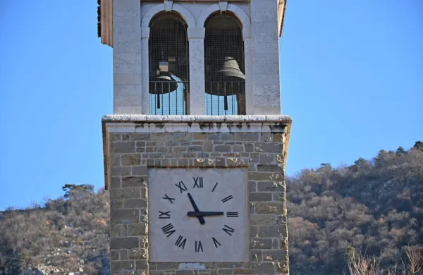 V dolinski župniji zaseg zvonov označujejo za “despotsko dejanje”, 
ki oškoduje zlasti stoletne navade avtohtone slovenske skupnosti 
in vseh italijanskih in slovenskih katoličanov v vasi.