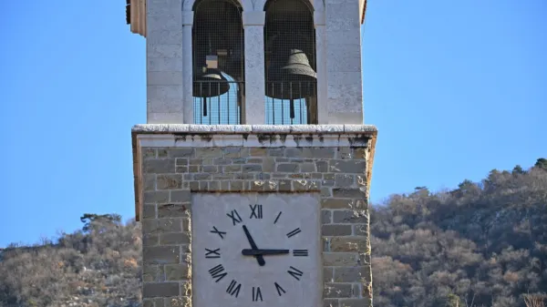 V dolinski župniji zaseg zvonov označujejo za “despotsko dejanje”, 
ki oškoduje zlasti stoletne navade avtohtone slovenske skupnosti 
in vseh italijanskih in slovenskih katoličanov v vasi.