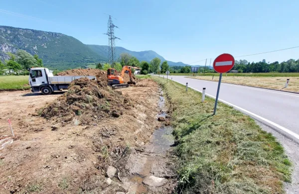 Izvajalec je začel pripravljalna dela za prvo betonsko krožišče v državi, v začetku junija se obetajo prve zapore. 